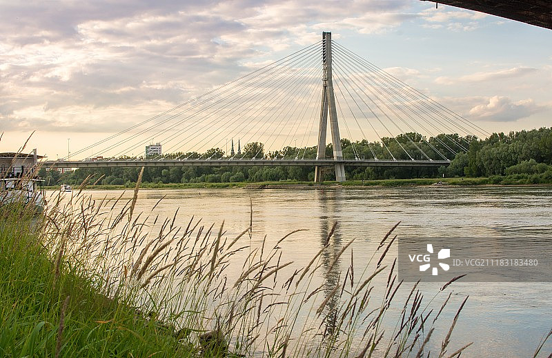 波兰华沙维斯瓦河上的圣十字桥图片素材