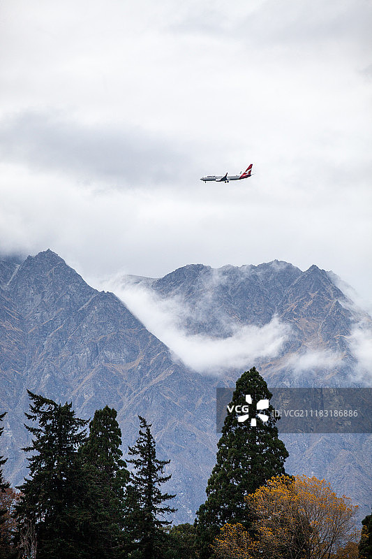 山脉与飞机图片素材