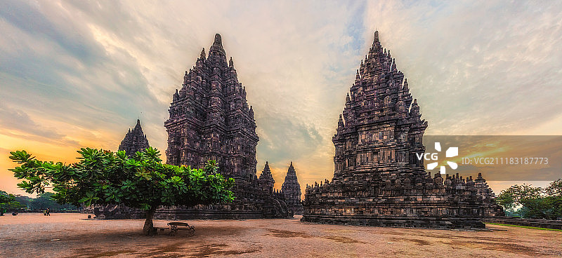 阴天下的普兰巴南寺庙建筑绘画图片素材