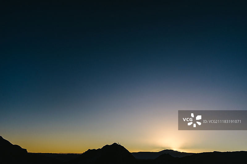 山脉中的日落图片素材