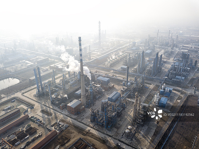 雾霾石油化工工厂航拍俯视图图片素材