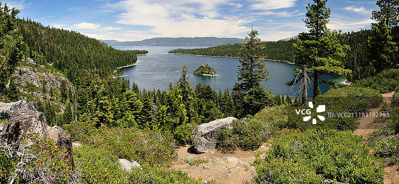 湖泊和山脉的景观图片素材