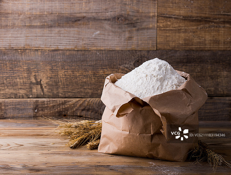 牛皮纸袋装小麦面粉图片素材