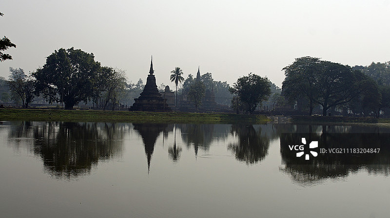 池塘中的镜子图片素材