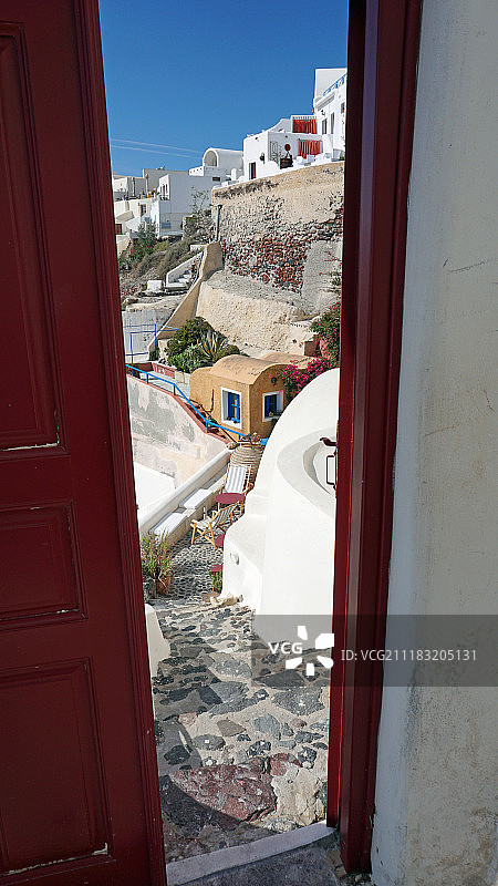 打开的门后所见的老城区景色图片素材