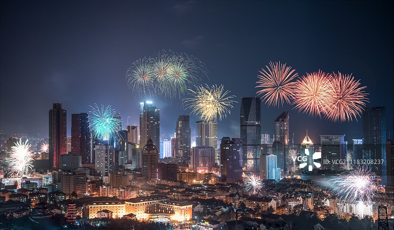 青岛城市夜景上空的焰火图片素材