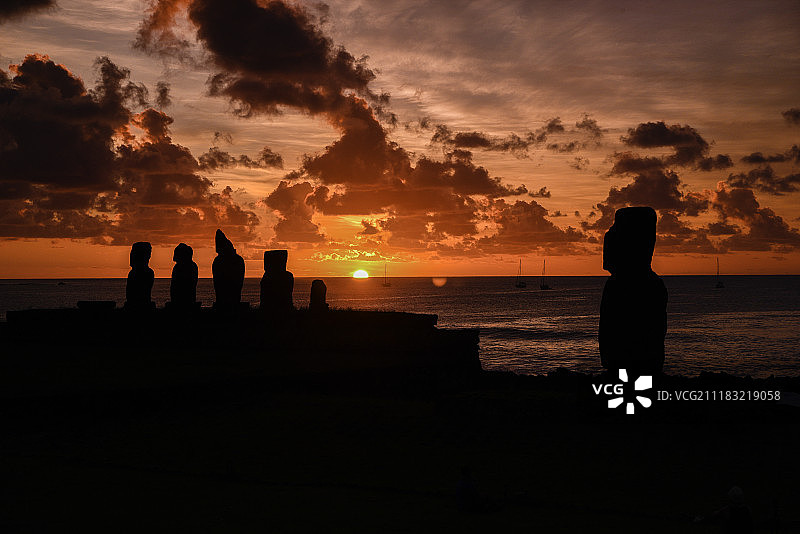 摩艾石像日落图片素材