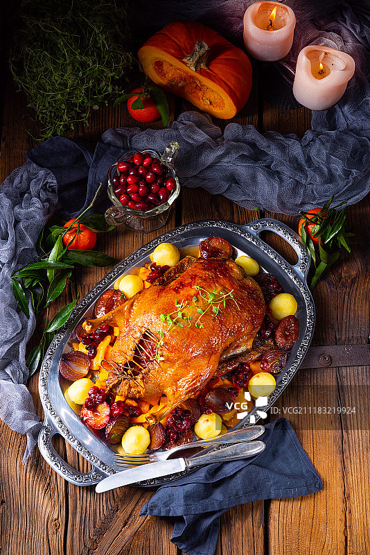 美味百里香苹果烤鸭图片素材