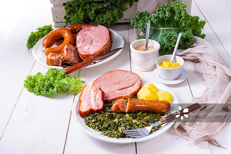 美味正宗的奥尔登堡羽衣甘蓝配粉色香肠图片素材