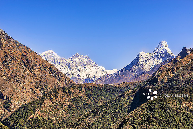 珠穆朗玛峰、洛子峰、努子峰和阿玛达布拉姆峰全景图片素材