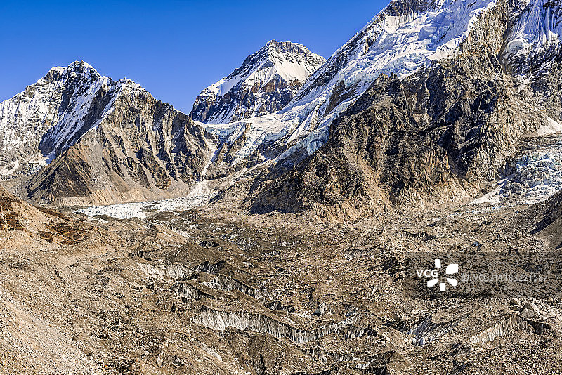 尼泊尔昆布冰川上的林特伦峰、孔布孜峰图片素材
