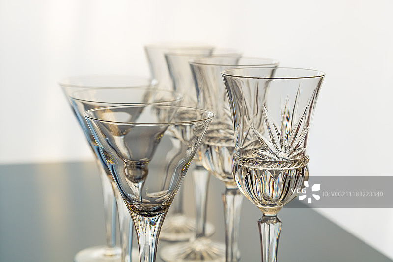 装饰性葡萄酒和马提尼酒杯垂直排列图片素材