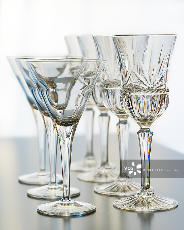 反射表面上的葡萄酒和马提尼酒杯图片素材