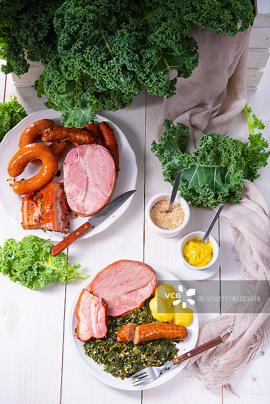 美味正宗的奥尔登堡羽衣甘蓝配粉色香肠图片素材