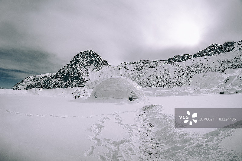 冬季景观中的冰屋图片素材