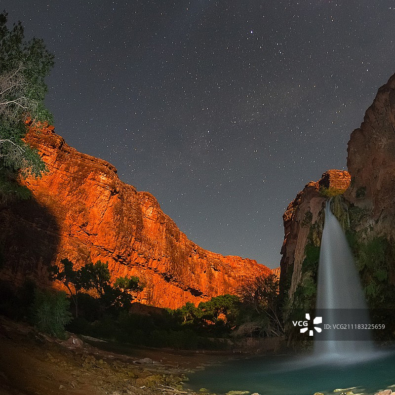 星空下的瀑布美景图片素材