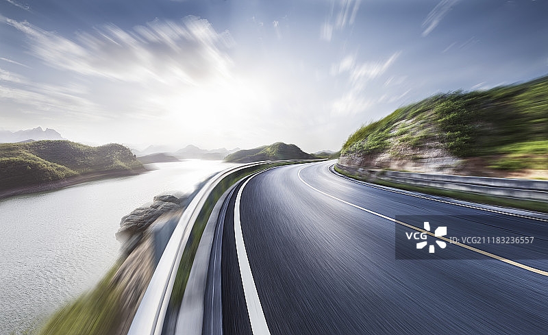 湖边盘山路图片素材