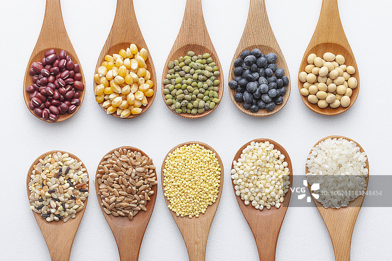 装着各式谷物的汤匙图片素材