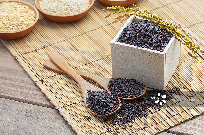 紫米在木盒中图片素材