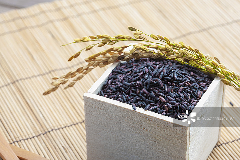 紫米在木盒中图片素材