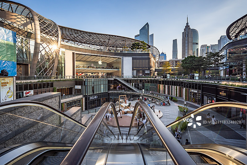 夕阳照射在天环广场，远处依稀可见珠江新城。图片素材