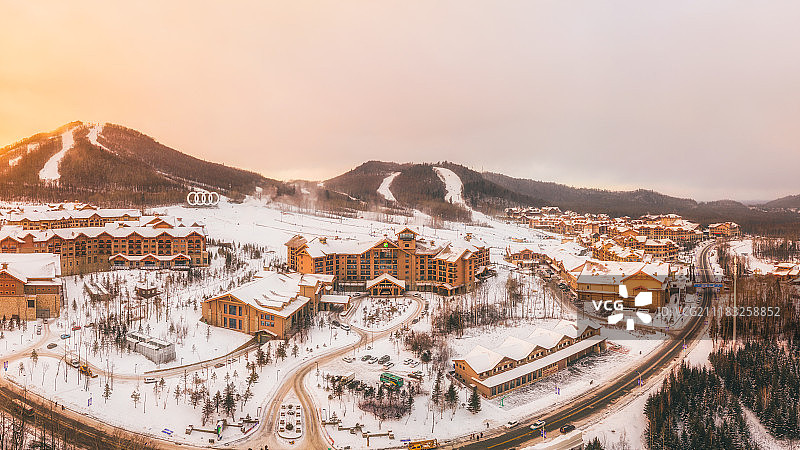长白山万达度假村雪景日落图片素材