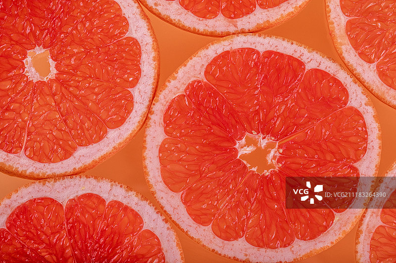 六片切片台湾红宝石葡萄柚-橘色背景图片素材