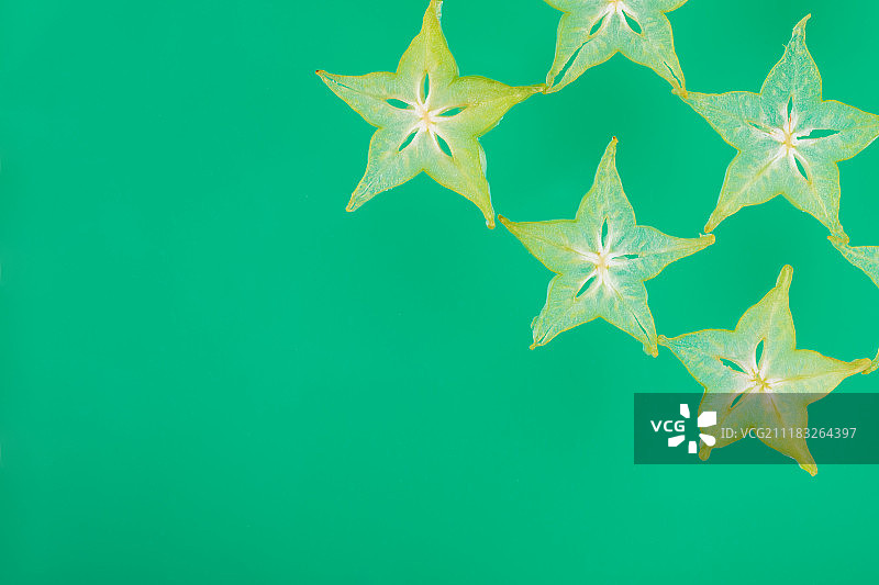 六片切片广东潮汕杨桃-绿色背景图片素材