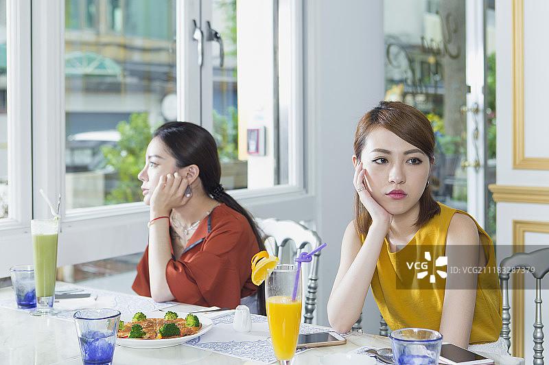年轻女性在咖啡厅吵架图片素材