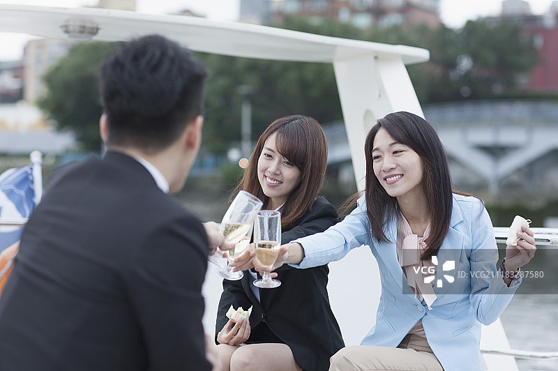 三位商业人士在游艇上聚会图片素材