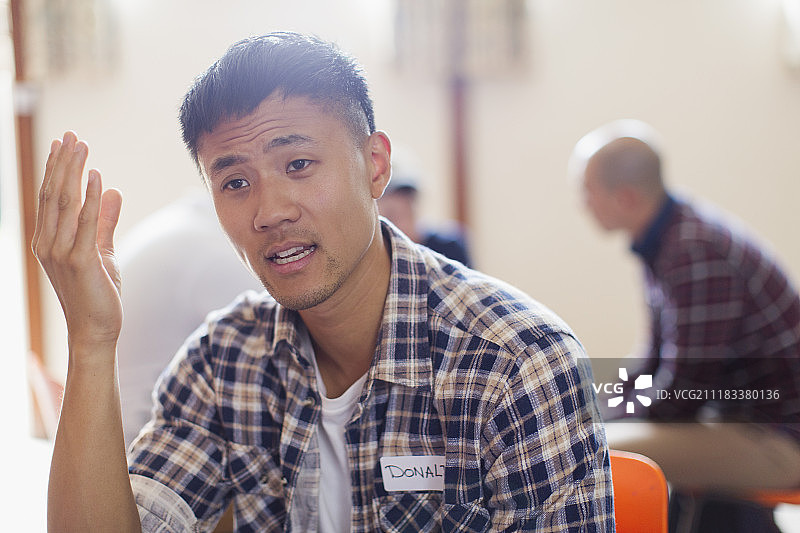 小组治疗中做手势交谈的男人图片素材