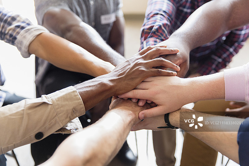 男人手牵手围成一圈图片素材