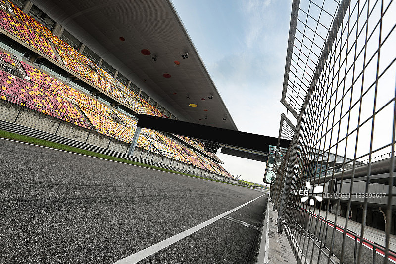 蓝天白云下的国际赛车场图片素材