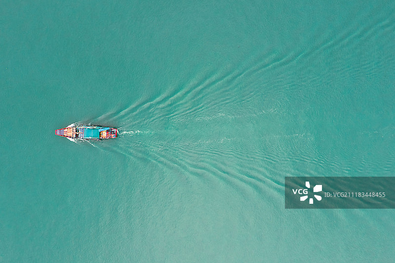 水面上行驶的船只图片素材