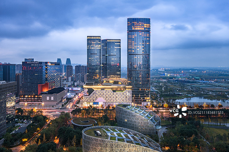 成都高新区银泰中心in99夜景图片素材