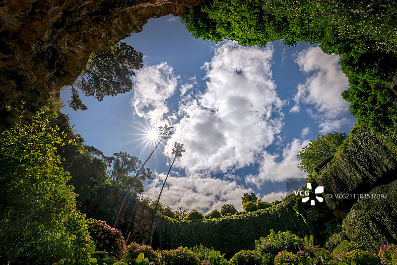 南澳大利亚蓝天白云下的地心花园图片素材