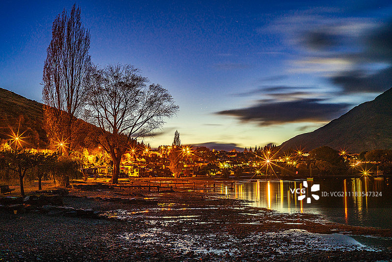 新西兰皇后镇瓦卡蒂普湖的黎明图片素材
