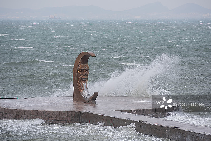 烟台海边的月老雕塑图片素材
