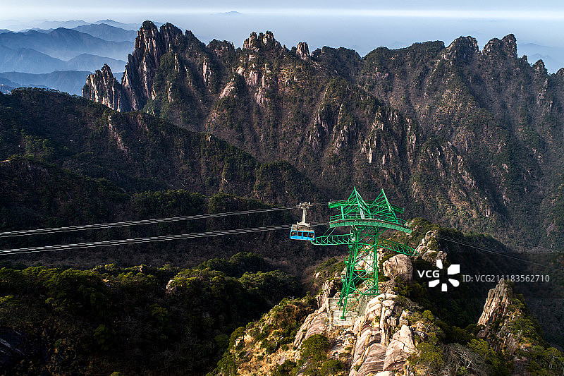 航拍 黄山 峡谷中的太平索道图片素材