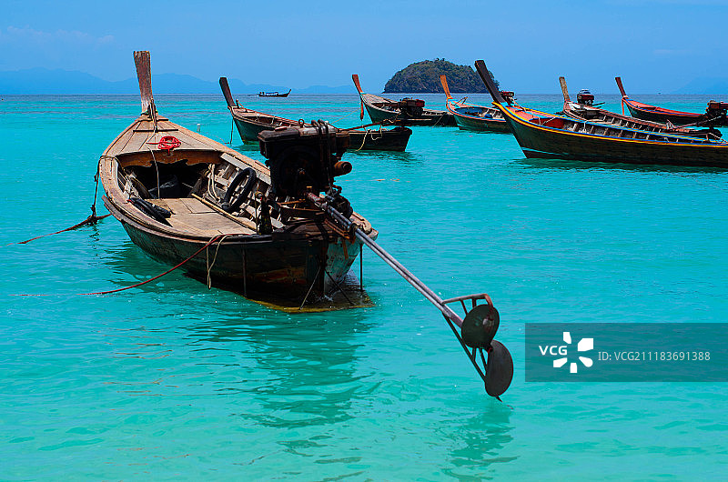 泰国安达曼海热带海滩长尾船图片素材