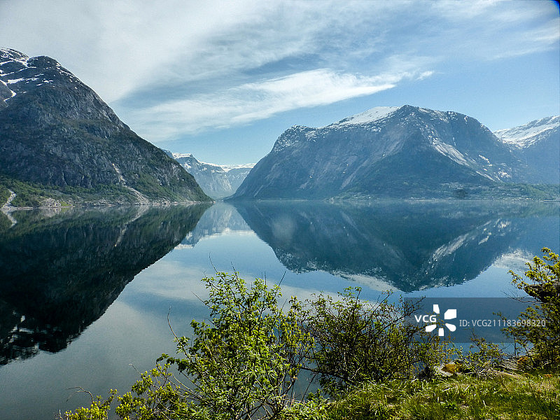近艾德峡湾挪威的湖泊山景倒影图片素材
