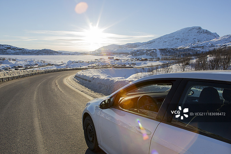 冬季景观中的道路与汽车图片素材