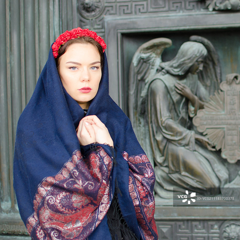 祈祷的年轻女人图片素材