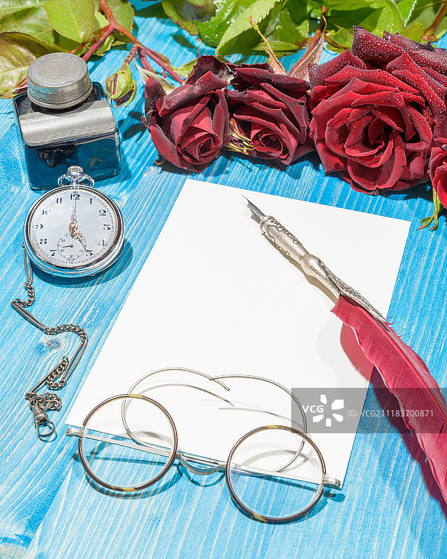 带有红色玫瑰的浪漫信件图片素材