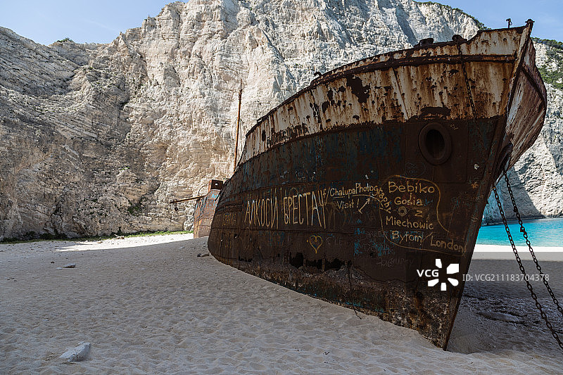海滩上的旧沉船景观图片素材