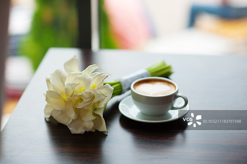 咖啡和鲜花花束图片素材