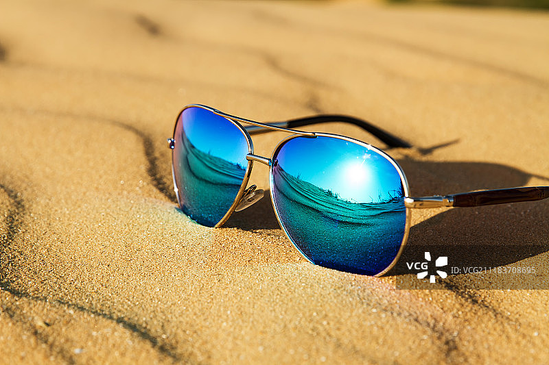 沙漠沙滩上的太阳镜图片素材