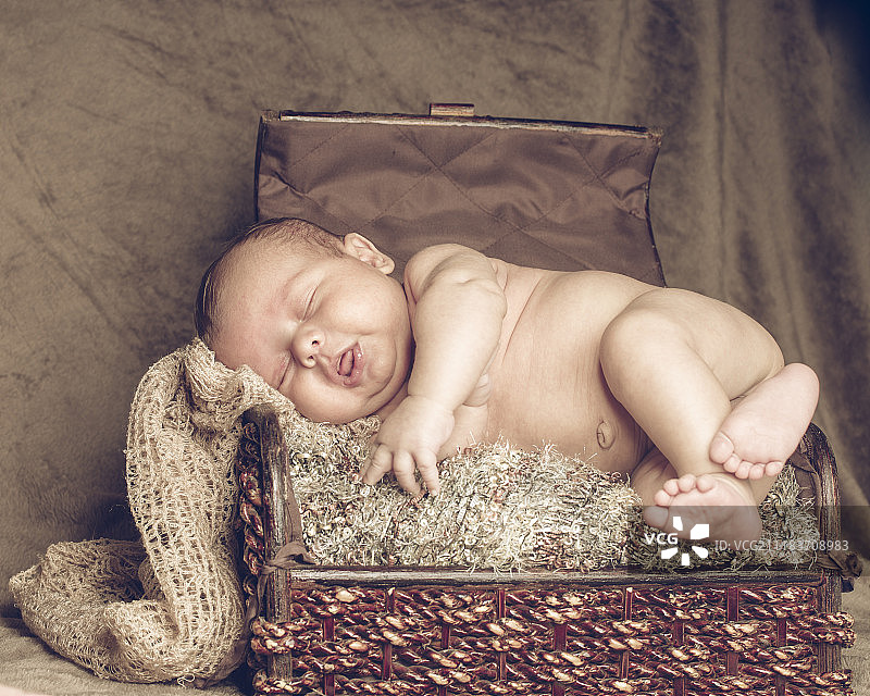 睡在盒子里的新生儿特写图片素材