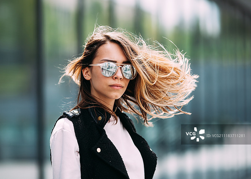 头发蓬乱的女人图片素材