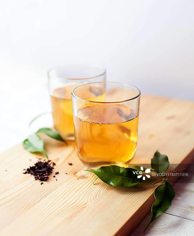 木桌上的一杯绿茶图片素材